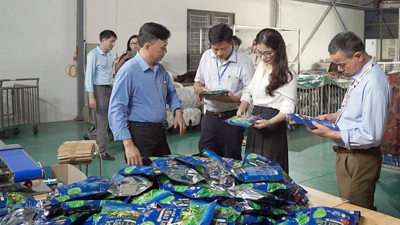 Đoàn kiểm tra liên ngành số 2 của thành phố Hà Nội kiểm tra an toàn thực phẩm trên địa bàn huyện Chương Mỹ. (Ảnh HƯƠNG GIANG)