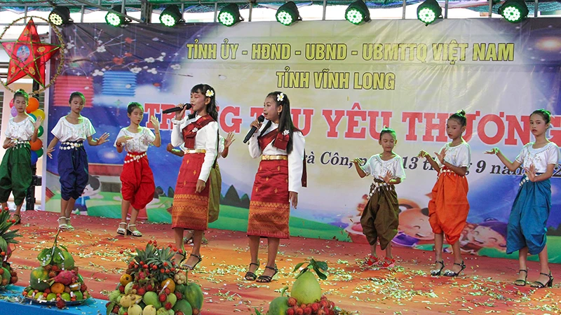 Một tiết mục biểu diễn nghệ thuật truyền thống của học sinh Khmer Nam Bộ ở Vĩnh Long.