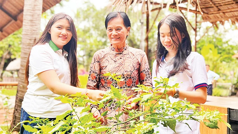 Bà Trần Thị Tửu cùng hai cô con gái nuôi (người Lào) tham quan, vui chơi tại Khu du lịch Bình Quới (quận Bình Thạnh).