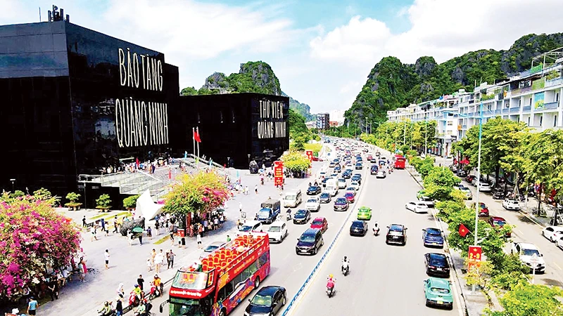 Thành phố Hạ Long ngày càng phát triển năng động, xứng đáng là trung tâm kinh tế của tỉnh Quảng Ninh.
