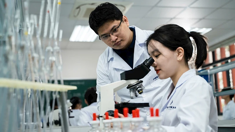 Hoạt động nghiên cứu khoa học với trang thiết bị hiện đại tại Trường đại học Phenikaa. 