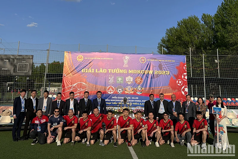 Đại diện ban tổ chức chụp ảnh lưu niệm với các cầu thủ. (Ảnh: Xuân Hưng)