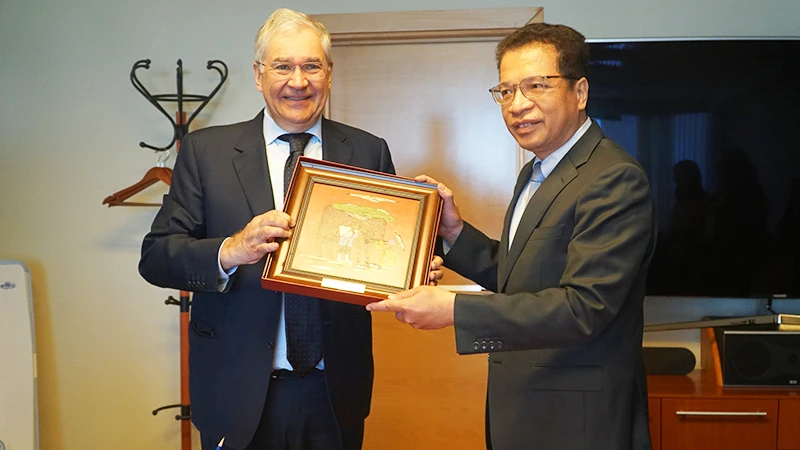 Đại sứ Đặng Minh Khôi (bên phải) tặng Tổng Giám đốc VGTRK Oleg Dobrodeyev quà lưu niệm. (Ảnh: Xuân Hưng)