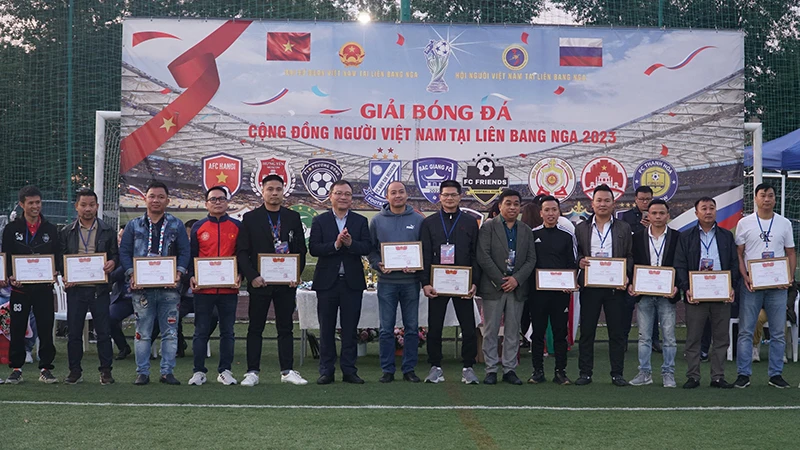 Ban tổ chức tặng Giấy khen cho đại diện các đội. (Ảnh: XUÂN HƯNG)