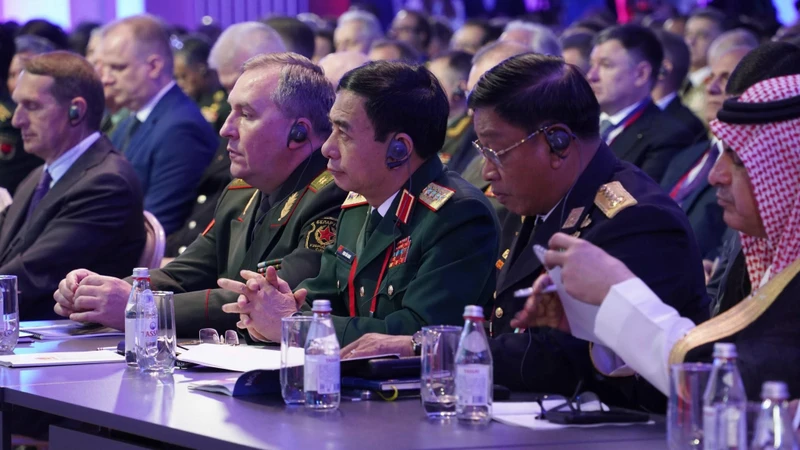 Bộ trưởng Quốc phòng Việt Nam Phan Văn Giang dự lễ khai mạc MCIS-11.