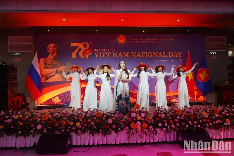 Tiết mục văn nghệ chào mừng Quốc khánh Việt Nam tại Nga. (Ảnh: XUÂN HƯNG)
