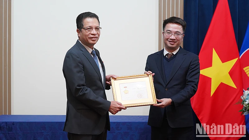 Trao kỷ niệm chương “Vì thế hệ trẻ” tặng Đại sứ Việt Nam tại Nga Đặng Minh Khôi. (Ảnh: XUÂN HƯNG)