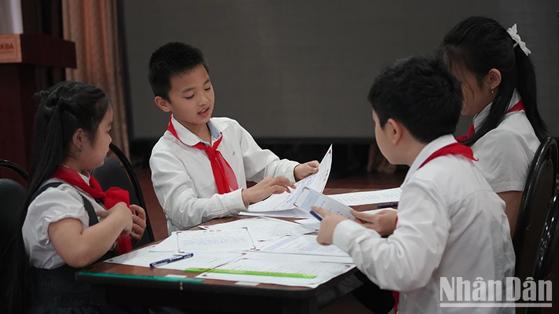 Các em học sinh tham gia Hội thi “Nét chữ-Nết người”. (Ảnh: XUÂN HƯNG)