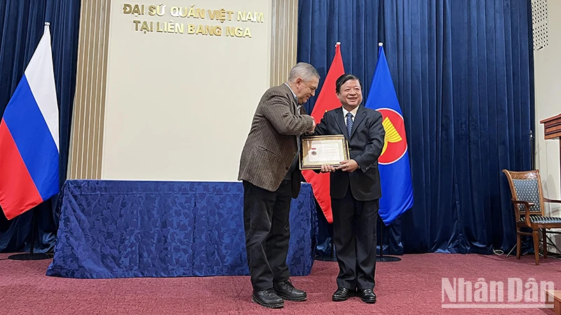 Trao kỷ niệm chương “Vì sự nghiệp văn học nghệ thuật Việt Nam” tặng Phó Giáo sư, Tiến sĩ Anatoly Sokolov. (Ảnh: XUÂN HƯNG)