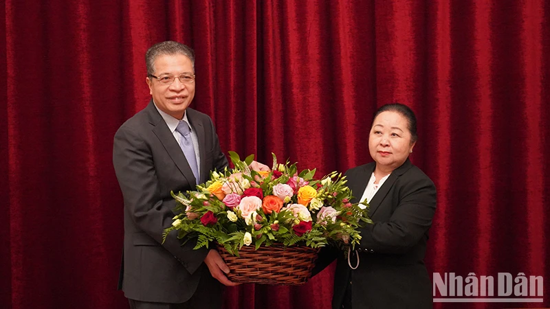 Đại sứ Việt Nam tại Nga Đặng Minh Khôi chúc mừng 48 năm Quốc khánh Lào. (Ảnh: XUÂN HƯNG)