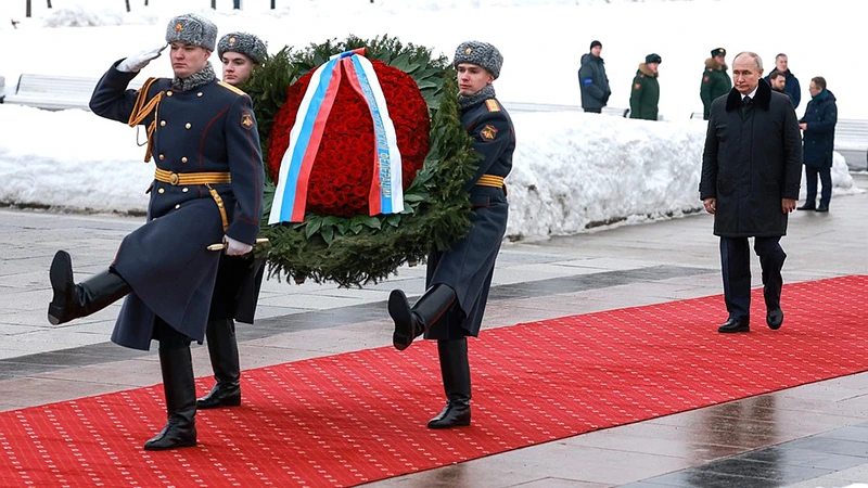 Tổng thống Nga Vladimir Putin đặt hoa tại Tượng đài Mẹ Tổ quốc ở Nghĩa trang tưởng niệm Piskaryov. (Ảnh: KREMLIN.RU)