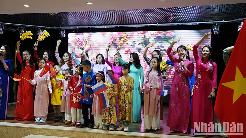 Văn nghệ chào mừng chương trình. Ảnh: XUÂN HƯNG