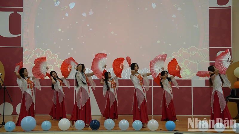 Chương trình văn nghệ chào mừng. Ảnh: XUÂN HƯNG