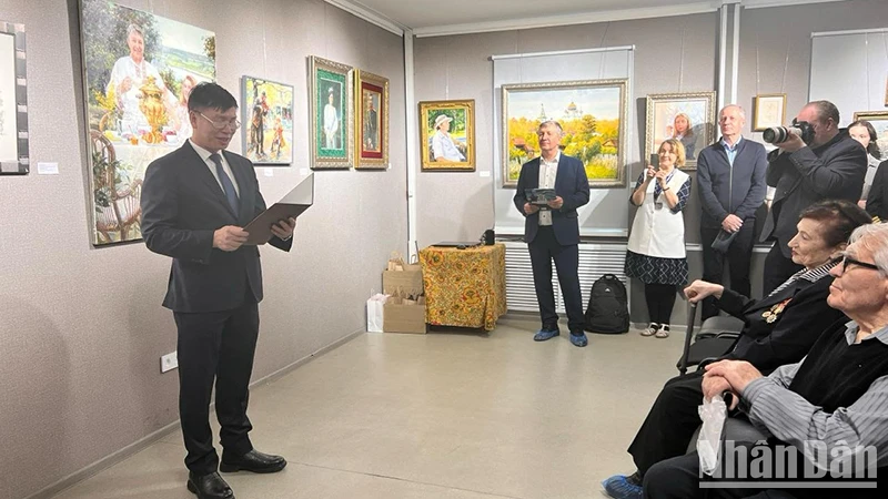 Tổng Lãnh sự Việt Nam tại Vladivostok Nguyễn Đăng Hiền phát biểu tại lễ khai mạc Triển lãm.