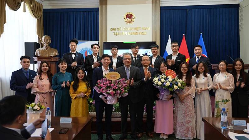 Đại sứ Việt Nam tại Liên bang Nga Đặng Minh Khôi và Chủ tịch Hội người Việt Nam tại Liên bang Nga Đỗ Xuân Hoàng tặng hoa chúc mừng Ban Chấp hành Hội Sinh viên Việt Nam tại Liên bang Nga khóa I. (Ảnh: Xuân Hưng)