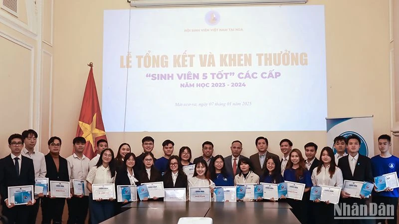 Tuyên dương sinh viên đạt danh hiệu “Sinh viên 5 tốt” năm 2024 tại Nga.