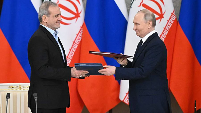 Tổng thống Nga Vladimir Putin và người đồng cấp Iran Masoud Pezeshkian trao văn kiện mới. (Ảnh: RIA Novosti)