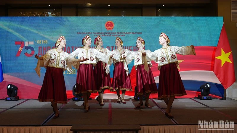 Sinh viên Nga biểu diễn tại Lễ kỷ niệm 75 năm Ngày thiết lập quan hệ ngoại giao giữa Việt Nam và Liên bang Nga.