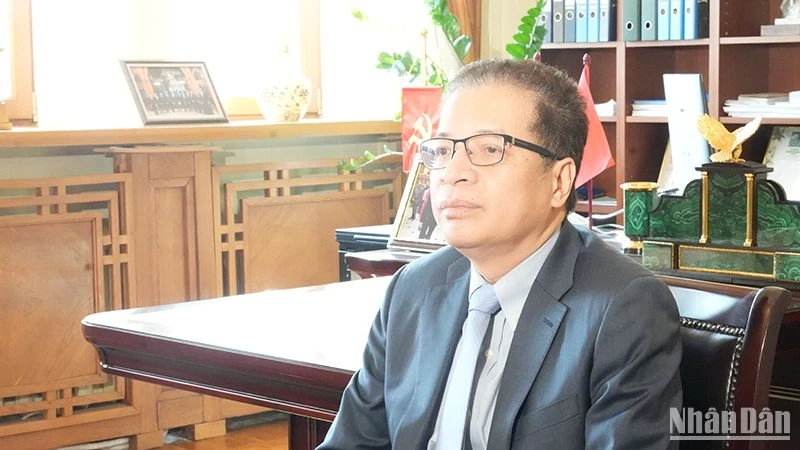 Đại sứ Việt Nam tại Liên bang Nga kiêm nhiệm Cộng hòa Uzbekistan và Cộng hòa Armenia Đặng Minh Khôi trả lời phỏng vấn phóng viên Báo Nhân Dân thường trú tại Nga. (Ảnh: XUÂN HƯNG)
