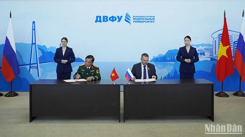 Hai Trưởng đoàn ký biên bản phiên họp. 