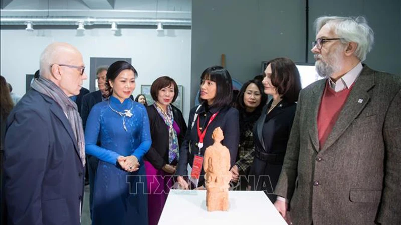 Phu nhân Ngô Phương Ly thăm Trường Đại học Mỹ thuật Moskva mang tên V.I.Surikov. (Ảnh: TTXVN)