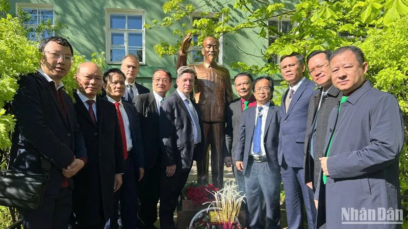 Các đại biểu chụp ảnh lưu niệm bên tượng Chủ tịch Hồ Chí Minh.