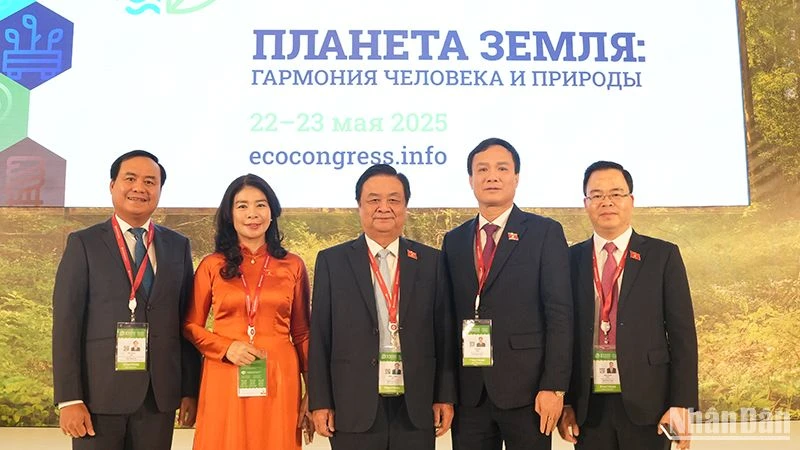Phó Chủ tịch Quốc hội Lê Minh Hoan dẫn đầu đoàn Đại biểu cấp cao Quốc hội Việt Nam tham dự Đại hội Sinh thái Quốc tế Nevsky lần thứ 11. (Ảnh: XUÂN HƯNG)