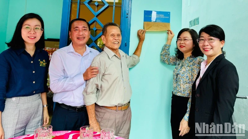Trao công trình sửa chữa nhà diện chính sách cho ông Châu Quốc Hùng 