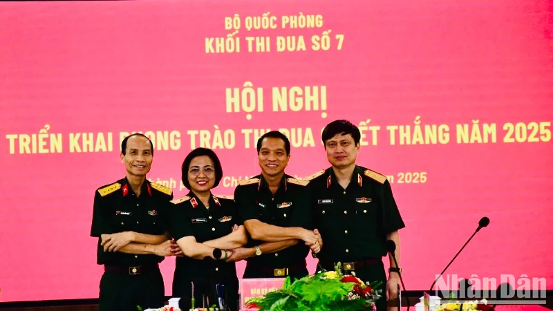 Các đơn vị trong Khối ký kết giao ước thi đua.