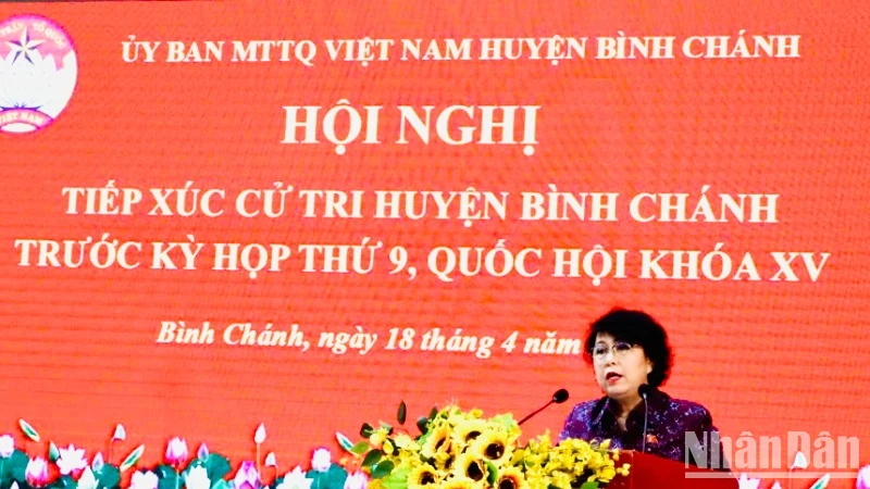 Phó Chủ tịch Ủy ban Trung ương Mặt trận Tổ quốc Việt Nam Tô Thị Bích Châu ghi nhận các ý kiến của cử tri.