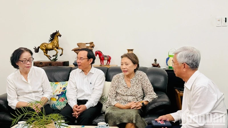 Đồng chí Nguyễn Văn Nên trò chuyện và ân cần hỏi thăm người thân trong gia đình đồng chí Nguyễn Văn Linh.