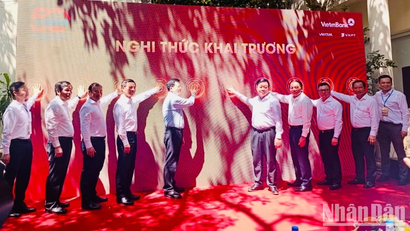 Các đồng chí lãnh đạo nhấn nút khai trương Trung tâm Báo chí phục vụ Lễ kỷ niệm 50 năm Ngày Giải phóng miền nam, thống nhất đất nước.