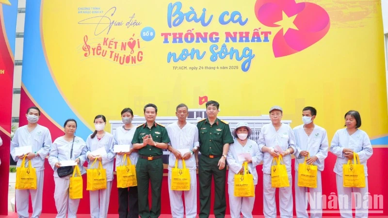 Bệnh viện Quân y 175 trao tặng 300 phần quà cho bệnh nhân trong chương trình “Giai điệu yêu thương”.