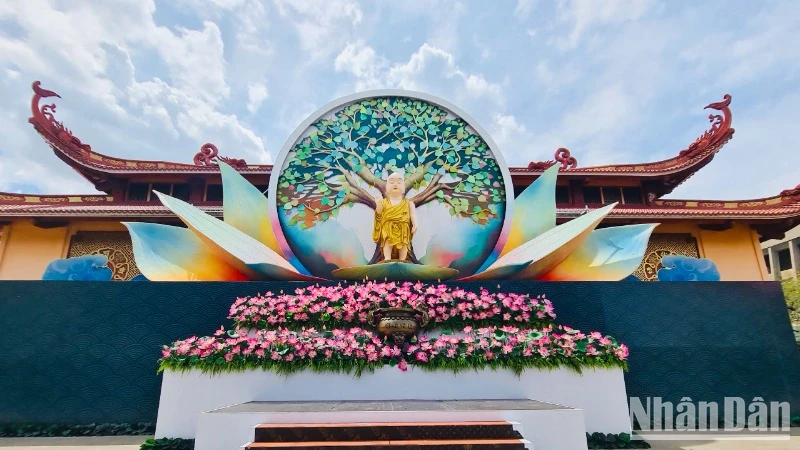 Bên trong khuôn viên chùa, lễ đài đã được trang hoàng hoa sen rực sắc chờ đón xá lợi trái tim Bồ tát Thích Quảng Đức.