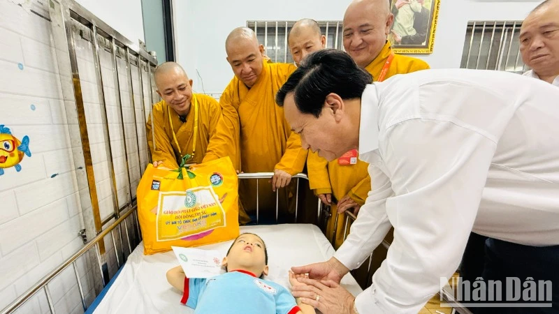 Đồng chí Đào Ngọc Dung cùng đại diện Ban Tổ chức Đại lễ Vesak, Giáo hội Phật giáo Việt Nam thăm hỏi, tặng quà cho các cháu tại Trung tâm điều dưỡng, phục hồi chức năng, trợ giúp trẻ em và hỗ trợ người khuyết tật ở Thành phố Hồ Chí Minh. 
