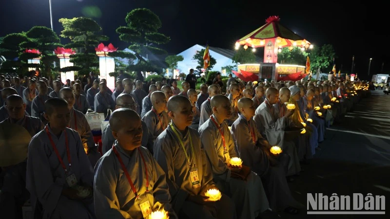 Trong không gian trang nghiêm, hàng nghìn ngọn nến được thắp sáng mang theo lời cầu nguyện hòa bình, an lành và sự siêu thoát cho anh linh các Anh hùng liệt sĩ. 