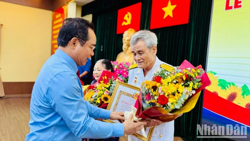 Đồng chí Nguyễn Văn Được, Ủy viên Trung ương Đảng, Chủ tịch Ủy ban Nhân dân Thành phố Hồ Chí Minh trao Huy hiệu Đảng cho đảng viên. 
