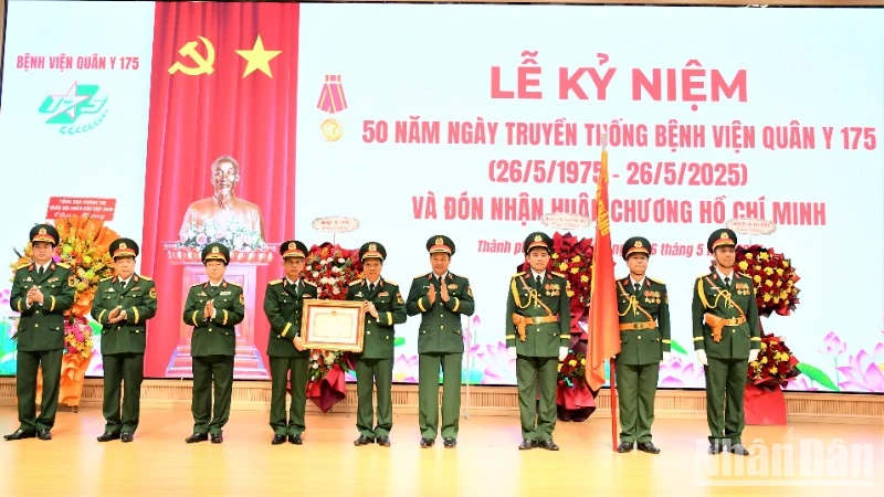 Bệnh viện Quân y 175 đón nhận Huân chương Hồ Chí Minh.