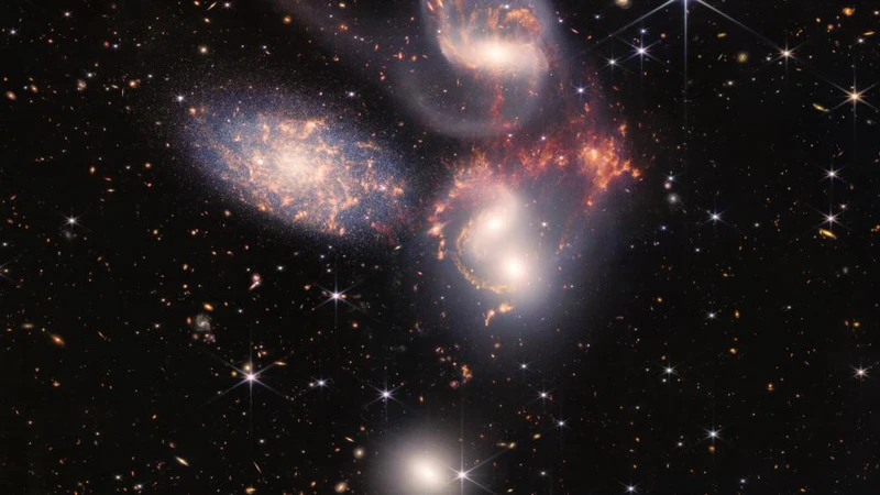 Bộ ngũ thiên hà Stephan, trong đó có bốn thiên hà bị trọng lực buộc lại với nhau. (Ảnh: NASA, ESA, CSA, STScI)