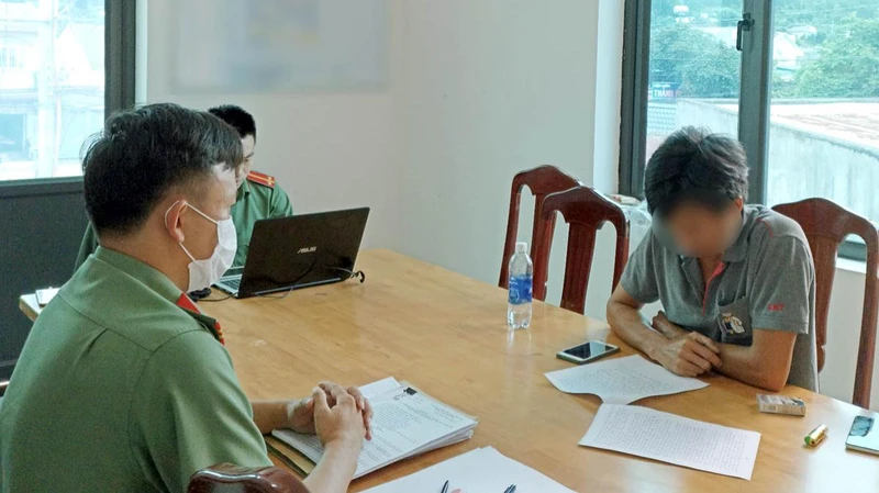 Cơ quan công an làm việc với ông N.T.Th để xử lý vụ việc (Ảnh: Công an tỉnh Lâm Đồng)