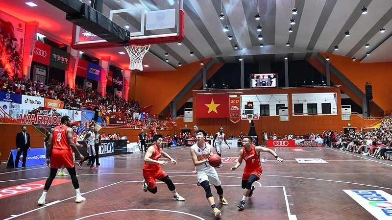 Các cầu thủ Hanoi Buffaloes (áo trắng) thắng lợi ngay trên sân đối thủ trong trận derby đầy duyên nợ.