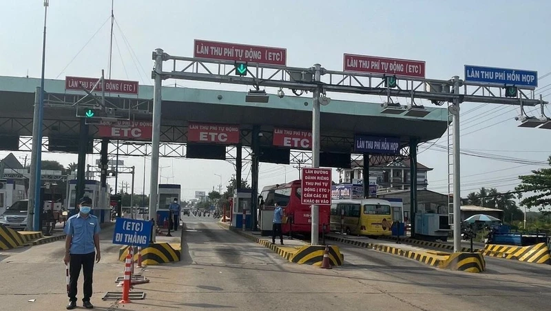 Một trạm thu phí trên quốc lộ 13 qua Bình Dương.