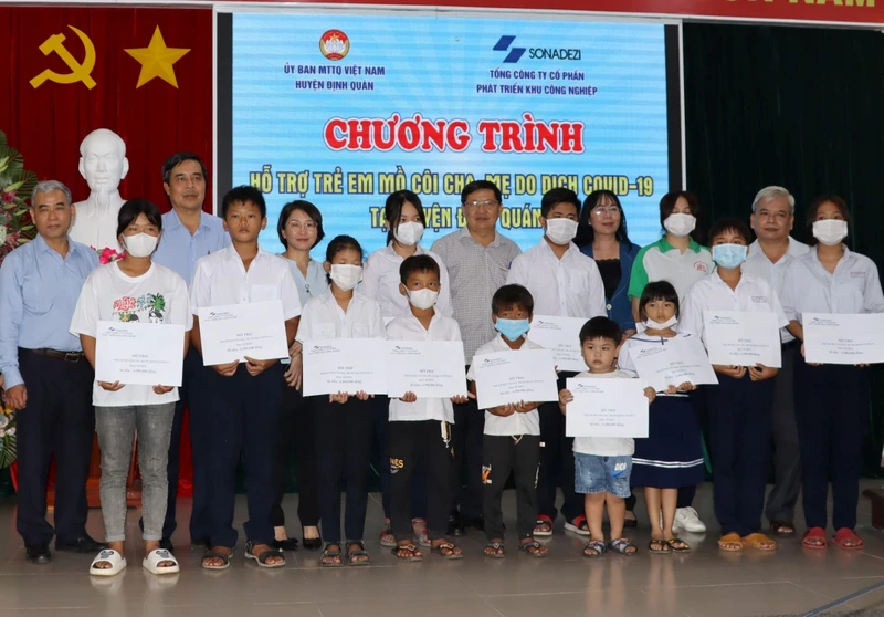Đại diện lãnh đạo Tổng Công ty Sonadezi trao tiền hỗ trợ đợt đầu tiên cho các em mồ côi cha, mẹ vì dịch Covid-19 tại huyện Định Quán.