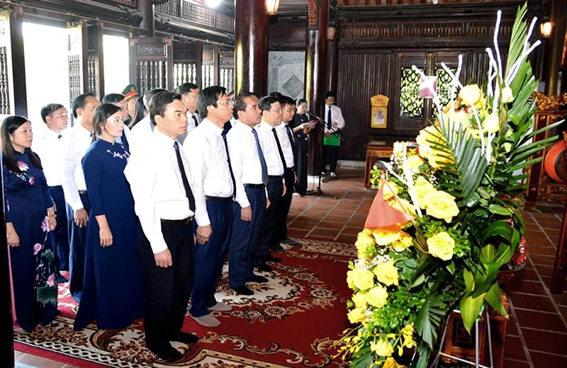 Đoàn đại biểu lãnh đạo tỉnh Tuyên Quang dâng hương, dâng hoa tại Đền thờ Chủ tịch Hồ Chí Minh.