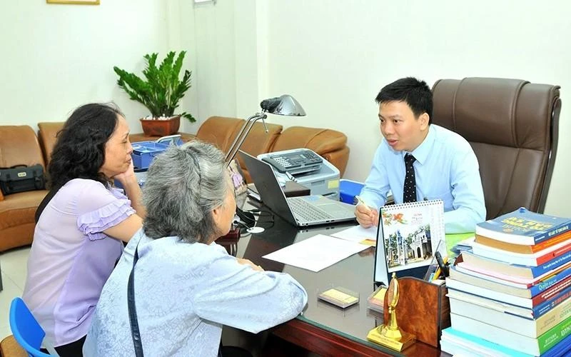 Luật sư tư vấn, trợ giúp pháp lý cho người dân. (Ảnh: LÊ HOẢNG) 