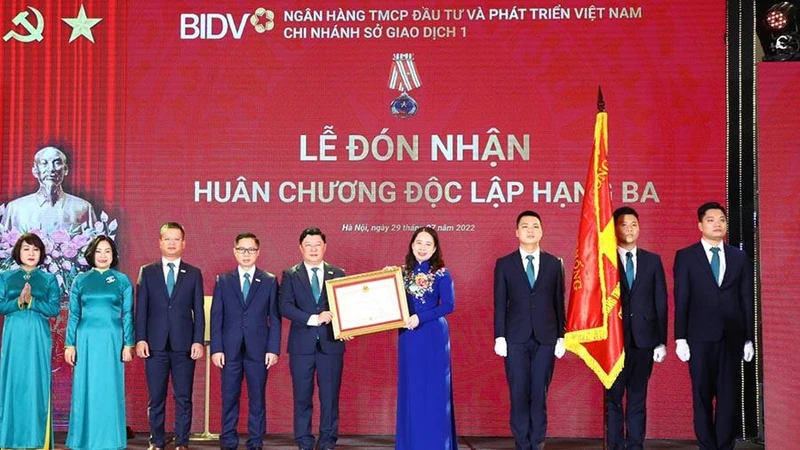 Phó Chủ tịch nước Võ Thị Ánh Xuân trao Huân chương Độc lập hạng Ba tặng BIDV Chi nhánh Sở giao dịch 1.