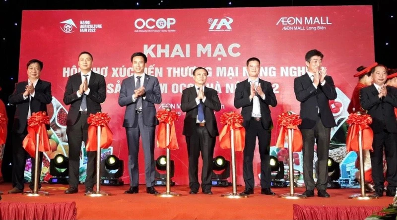 Các đại biểu cắt băng khai mạc Hội chợ. 