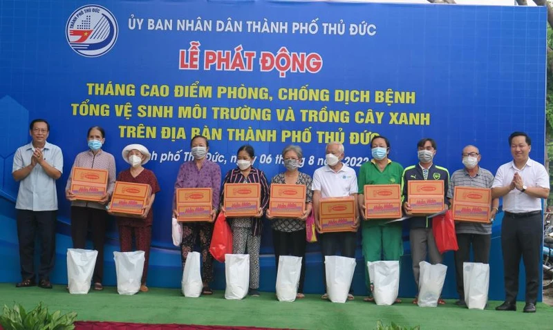 UBND thành phố Thủ Đức tặng quà cho người nghèo trên địa bàn thành phố.