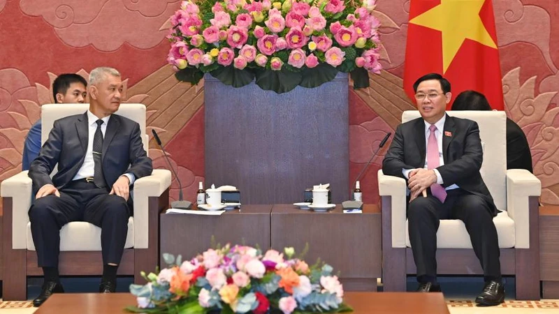 Chủ tịch Quốc hội Vương Đình Huệ và Bí thư Thành ủy, Chủ tịch HĐND Thủ đô Vientiane Anouphap Tounalom tại buổi tiếp. 
