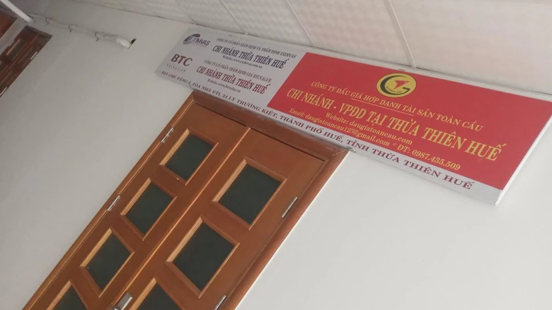 Văn phòng đại diện Công ty đấu giá hợp danh trực tuyến Toàn Cầu tại địa chỉ tầng 5 nhà số 24 đường Lý Thường Kiệt, Thừa Thiên Huế để biển không có chữ “trực tuyến”, dễ gây nhầm lẫn với Công ty đấu giá hợp danh Toàn Cầu có trụ sở tại Hà Nội.